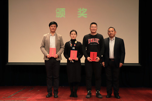 人文与设计学院边保旗院长给获得三等奖的教师颁奖.jpg