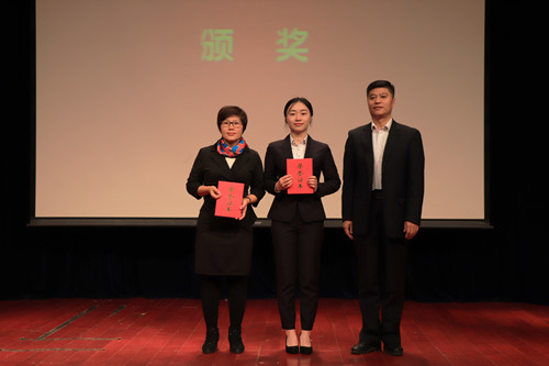 校长助理任广新给获得二等奖的教师颁奖.jpg