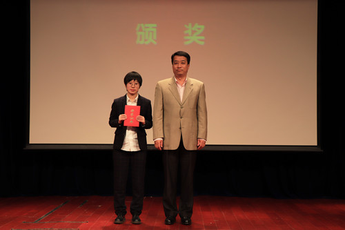 王培民书记给获得一等奖的刘潼老师颁奖.jpg