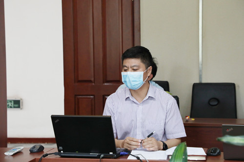 2.任广新校长助理主持会议.jpg